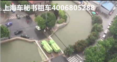 【上海租车】上海暴雨致河水暴涨 政府急调4辆大卡车压住“浮桥”